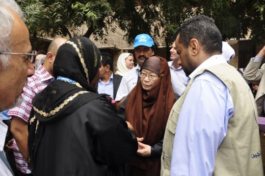 Assistant Secretary-General Catherine Bragg (centre) meets UNHCR representatives working with IDPs and refugees in Aden, southern Yemen