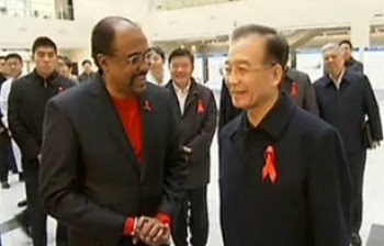 UNAIDS Executive Director Michel Sidibé and China’s Premier H.E. Wen Jiabao at a World AIDS Day event in Beijing.