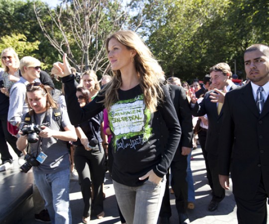 Bündchen appeared at Washington Square Park in New York, USA to announce her new role as a UNEP Goodwill Ambassador. She wore a t-shirt hand painted by a Kenyan artist for Seal the Deal!, the United Nations campaign against climate.