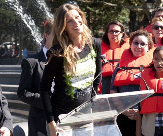 Bündchen spoke to the media following her designation as a UNEP Goodwill Ambassador. Gisele was joined by Girl Scouts wearing life vests to symbolize rising sea levels due to climate change.