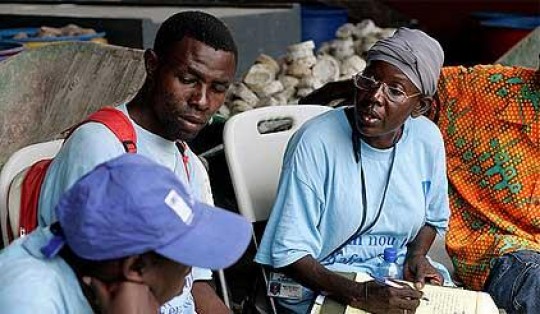 Participants in the cash-for-work programme, through which UNDP has been providing short-term employment to 75,916 Haitians so far who are laying the foundations for long-term recovery while earning an income. 