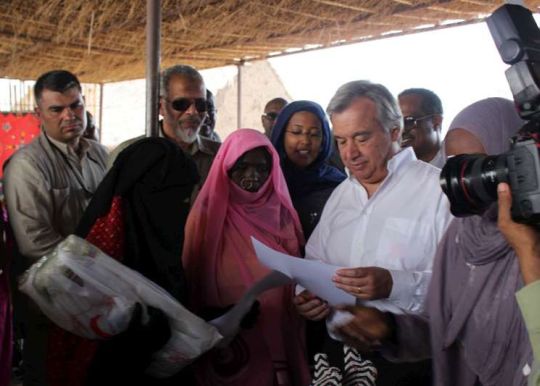 High Commissioner António Guterres with Eritrean and Ethiopian refugees in Shagarab I camp, eastern Sudan. Photo: UNHCR/A.Awad