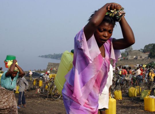 Women carry jerry cans of chlorinated water which is being used to contain cholera in eastern DRC. Photo: IRIN/Tiggy Ridley
