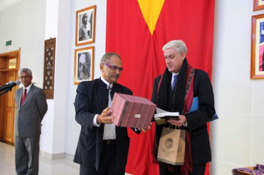 José Ramos-Horta, president of Timor-Leste, presents gifts to UNHCR's James Lynch at a ceremony today marking the closure of the refugee agency's office in Dili.