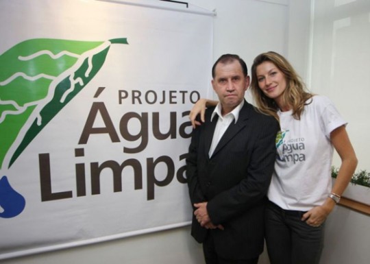 Gisele and her father pose at the launch of Projeto Agua Limpa (Clean Water Project) in December 2008. Photo Credit: Wesley Santos