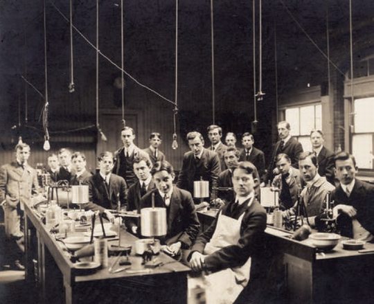 In 1899, guided by William Porter, HMS began requiring students to perform and discuss experiments in physiology. This new approach emphasized observation rather than didactic teaching alone.