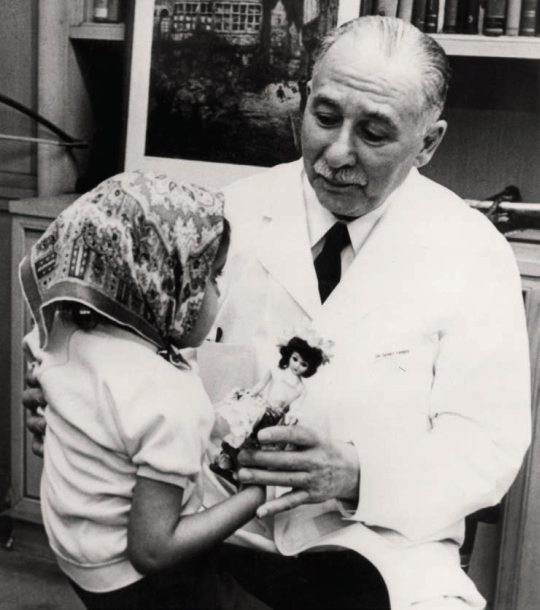 In 1960, Sidney Farber showed for the first time that a drug could combat childhood leukemias and other non-solid tumors. Farber founded the Children’s Cancer Research Foundation, forerunner of Dana-Farber Cancer Institute.